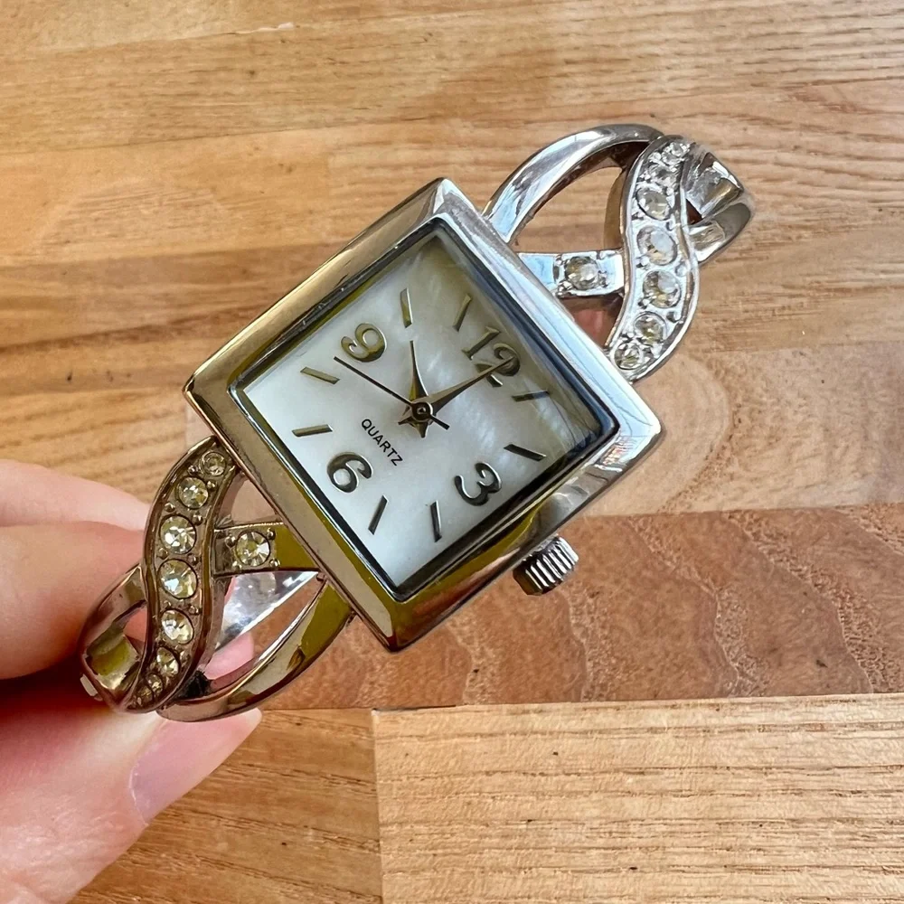 Unbranded ladies square silver tone hinged bangle bracelet watch NEW BATTERY